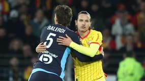 Florian Thauvin salue Leonardo Balerdi lors de Lens-OM le 25 octobre 2025