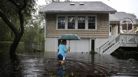 Une habitante de Southport, en Caroline du Nord, se rend dans sa maison abîmée par la tempête tropicale Florence. 