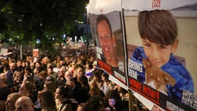 Les proches, amis et partisans d'Ohad Yahalomi, 49 ans, et de son fils Eitan, 12 ans, retenus en otage à Gaza depuis l'attaque du 7 octobre par des militants du Hamas dans le sud d'Israël, participent à une manifestation demandant la libération des Israéliens. otages à Tel Aviv le 25 novembre 2023.