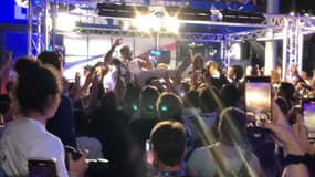 Rayan Rebbadj s'est jeté dans la foule au Club France après la médaille d'or de l'équipe de France de rugby à 7, 27 juillet 2024