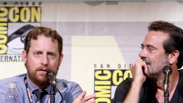 Scott Gimple, producteur de la série "The Walking dead", lors d'une table-ronde réunissant des acteurs et des membres de l'équipe au grand salon de la bande dessinée Comic-Con de San Diego, le 22 juillet 2016.