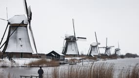 Moulins enneigés aux Pays-Bas. 