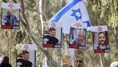 Une manifestation pour la libération des otages retenus à Gaza à Réïm, en Israël, le 28 janvier 2024. Nadav Popplewell apparaît sur la deuxième pancarte en partant de la droite. 