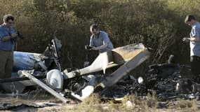 Trois experts du Bureau enquête analyse (BEA) enquête sur les lieux du crash des deux hélicoptères en Argentine.