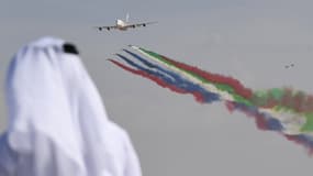 la compagnie de Dubaï, Emirates, la plus importante du Moyen-Orient, a annoncé une commande ferme de 16 milliards de dollars (14,4 milliards d'euros) pour l'achat de 50 Airbus A350-900.