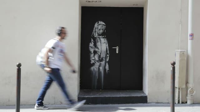 Peinture au pochoir réalisée par Banksy sur une porte du Bataclan en juin 2018