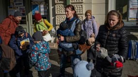 Des femmes et des enfants réfugiés ukrainiens à la gare de Przemysl, en Pologne, le 24 mars 2022