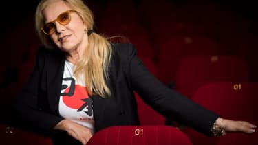 Sylvie Vartan pause parmi les fauteuils de l'Olympia, le 6 septembre 2017