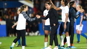 Corinne Diacre avec Gaëtane Thiney en 2019. Sarah Bouhaddi à l'arrière plan.