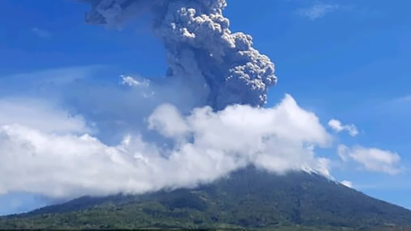 Indon sie un volcan  en ruption l a roport local ferm 