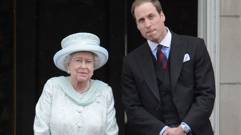 La reine Elizabeth II et le Prince William depuis le balcon du Buckingham Palace.