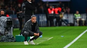 Luis Enrique observe attentivement le comportement de son équipe face à Rennes, le 27 septembre 2024, au Parc des Princes
