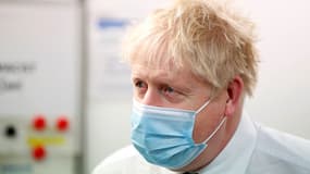 Boris Johnson visite un centre de vaccination à Northampton, le 6 janvier 2022. 
