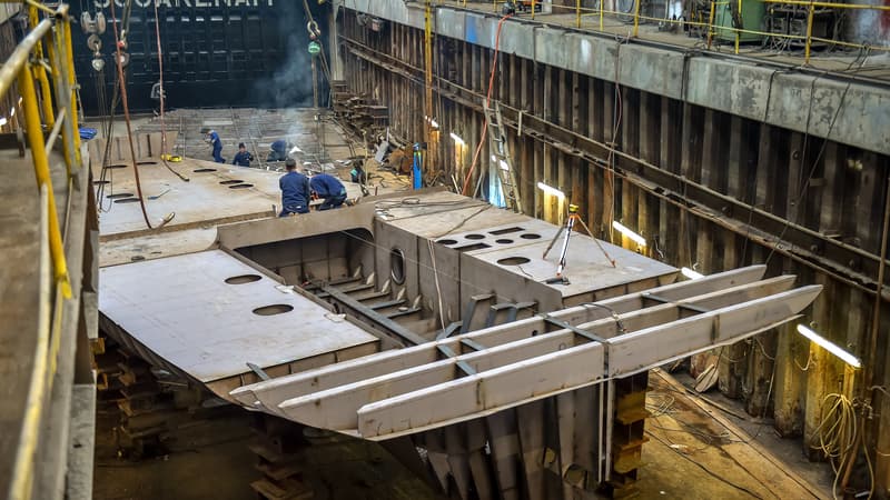 La construction d'un bateau à la Socarenam, à Boulogne-sur-Mer, en 2015