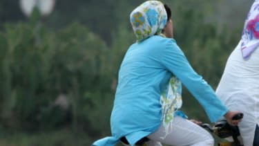 Des femmes iraniennes sur un tandem sur l'île de Kish, dans le golfe Persique, le 14 août 2006. (image d'illustration)