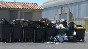 Les poubelles s'entassent à Arles en raison de la grève des éboueurs qui a commencée le lundi 30 juin 2025