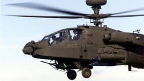 Un hélicoptère britannique Apache. Des hélicoptères de combat français en coordination avec des appareils britanniques ont mené pour la première fois une attaque sur le territoire libyen dans la nuit de vendredi à samedi. /Photo d'archives/REUTERS