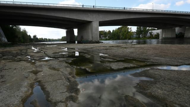 Le lit de la Garonne frappé par la sécheresse, le 25 août 2022 à Toulouse