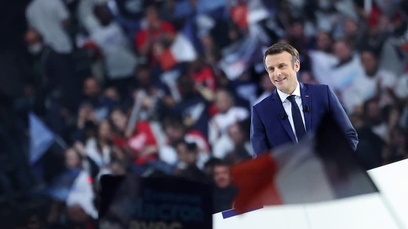 Retraite à 65 ans et taxe carbone européenne: le programme d'Emmanuel Macron