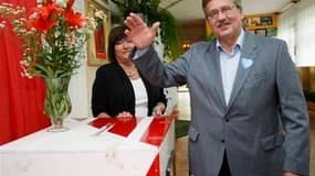 Selon des sondages de sortie des urnes, Bronislaw Komorowski, candidat de la Plateforme Civique (PO, centre), a remporté l'élection présidentielle polonaise de dimanche. /Photo prise le 4 juillet 2010/REUTERS/Kacper Pempel