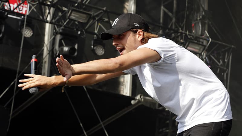 Le rappeur Nekfeu, en concert à Paris, le 18 juillet 2015.