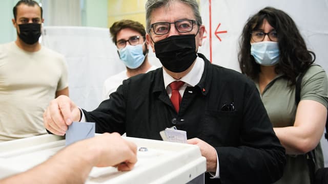 Jean-Luc Mélenchon vote pour le premier tour des élections régionales et départementales, dimanche 20 juin 2021
