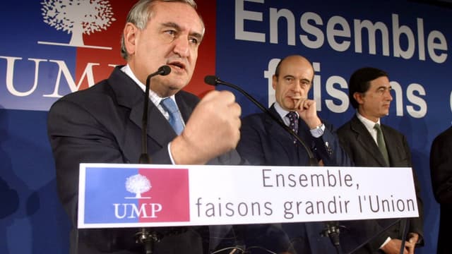 Jean-Pierre Raffarin, à l'époque Premier ministre, Alain Juppé et le centriste Philippe Douste-Blazy, le 17 décembre 2002