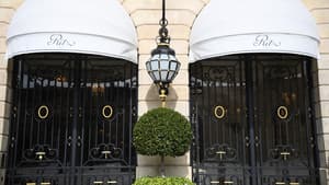 L'hôtel du Ritz, situé sur la place Vendôme, dans le 1er arrondissement de Paris en avril 2020.