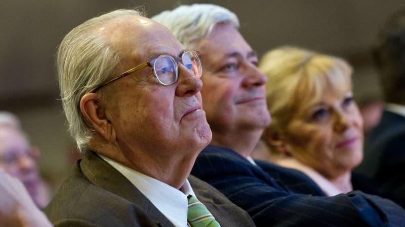 De gauche à droite, Jean-Marie Le Pen, Bruno Gollnisch et Marie-Christine Arnautu, lors de la campagne des régionales en 2010.