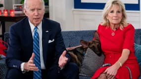 Le président américain Joe Biden et son épouse Jill Biden avec leur nouveau chien Commander, s'adressent à des soldats en poste à l'étranger pour Noël, depuis la Maison Blanche à Washington, le 25 décembre 2021