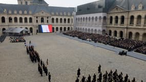 Les victimes et leurs familles sont reçues à l'Ecole militaire, là où un hommage national avait été rendu par François Hollande aux 130 morts des attentats du 13 novembre.