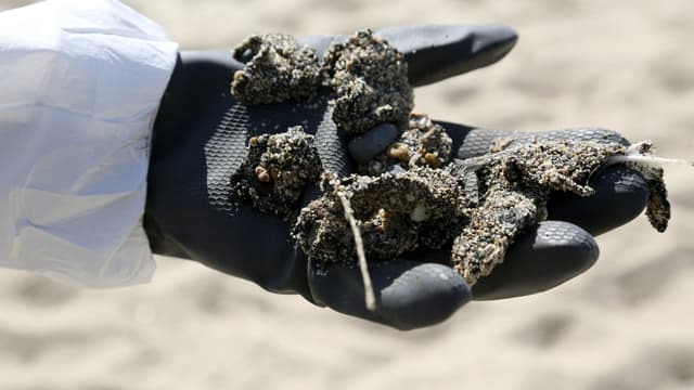 Des résidus d'hydrocarbures découverts sur la plage de Solaro en Corse, le 14 juin 2021.