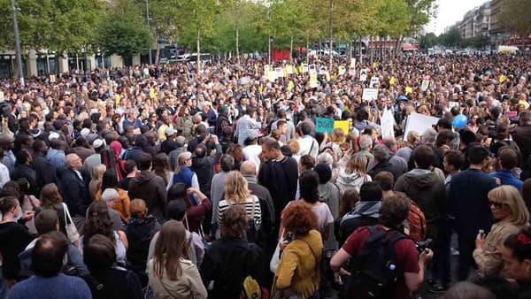 La place de la République, pleine de manifestants en soutien aux réfugiés La place de la République, pleine de manifestants en soutien aux réfugiés