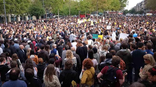 La place de la République, pleine de manifestants en soutien aux réfugiés