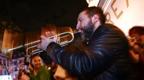 Le trompettiste et compositeur franco-libanais Ibrahim Maalouf se produit dans la rue après un concert au cinéma et salle de concert Grand Rex à Paris le 17 avril 2024.
