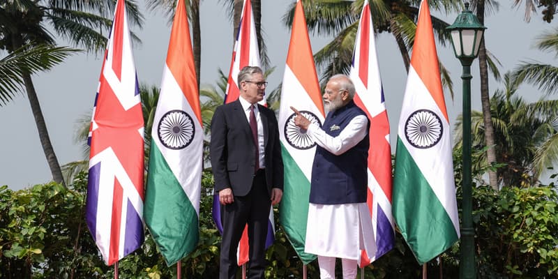 Le Premier ministre britannique Keir Starmer (à gauche) et son homologue indien Narendra Modi dans un jardin avant leur réunion bilatérale au Raj Bhavan à Mumbai le 9 octobre 2025.