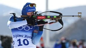 La Française Justine Braisaz-Bouchet, sur le pas de tir lors de la mass-start aux Jeux olympiques de Pékin, le 18 février 2022 sur le site du centre national de biathlon à Zhangjiakou