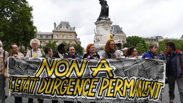 Des manifestants tiennent une banderole "Non à l'état d'urgence permanent", le 1er juillet 2017 à Paris.