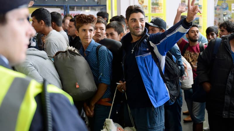 Des réfugiés à l'intérieur d'une gare de Munich