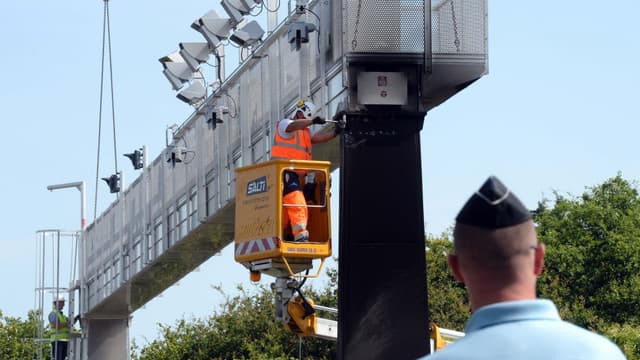 Un portail écotaxe en train d'être démonté à Prinquiau