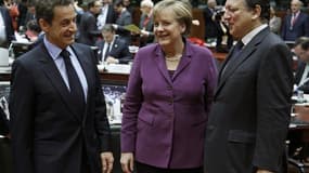 Nicolas Sarkozy, la chancelière allemande Angela Merkel et le président de la Commission européenne José Manuel Barroso lors du sommet de Bruxelles, vendredi. Le contenu juridique de l'accord scellé par 26 des 27 pays de l'Union européenne sera prêt sous