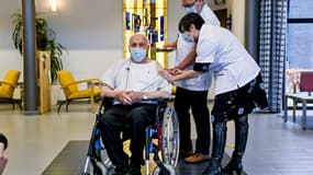 Jos Hermans, résident d'une maison de retraite en Belgique, a reçu ce lundi la première injection du vaccin Pfizer-BioNTech contre le coronavirus