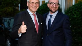 Kris Peeters, à gauche, pose avec Charles Michel à l'issue des négociations pour former un nouveau gouvernement.