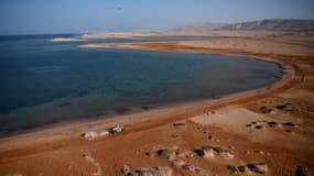 Peterhansel sur la route du Dakar, le long de la mer rouge