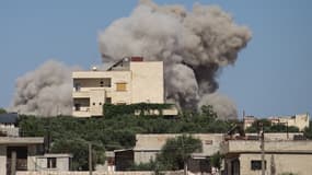 Un panache de fumée au-dessus d'Idleb, en Syrie, le 25 juin 2023