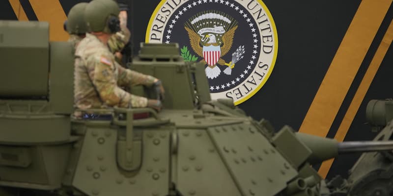  Des véhicules blindés passent devant une tribune lors d'un défilé militaire le 14 juin 2025 à Washington, DC. 