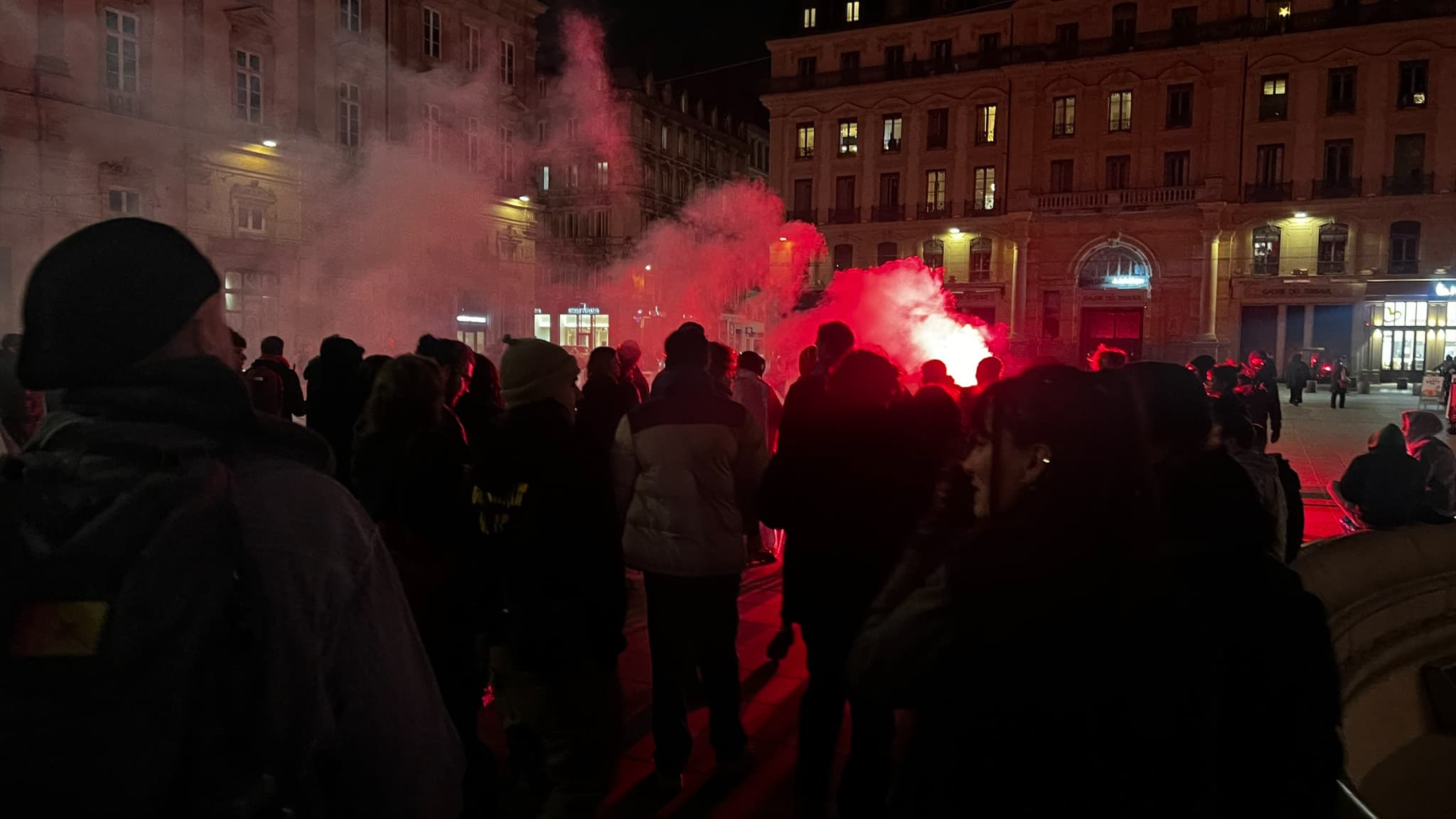 Plusieurs rassemblements ont lieu, ce mardi 7 janvier, à Paris et Lyon pour “célébrer” la mort du fondateur de Front National, Jean-Marie Le Pen. 