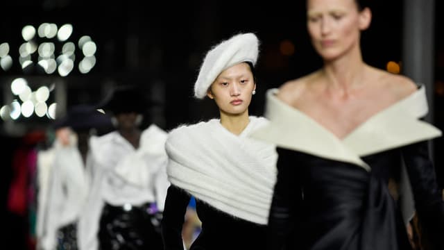 Le défilé Balmain lors de la Fashion Week à Paris le 1er mars 2023