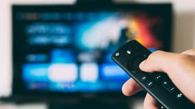 Une personne change de chaîne sur sa télévision (photo d'illustration).
