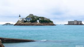 Le phare de l'île Louët dans la baie de Morlaix dans le Finistère. 